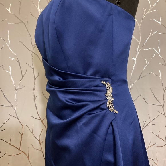 Colbalt Blue ball gown, David’s Bridal, size 6 - Picture 4 of 11